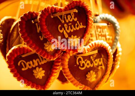 Lebkuchenherzen auf einem Stand auf dem Weihnachtsmarkt Stockfoto