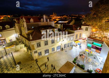 Nächtlicher Blick auf den beleuchteten Platz Praca 5 de Outubro am 5. Oktober mit der Kirche unserer Lieben Frau der Navigatoren in Cascais Portugal Stockfoto