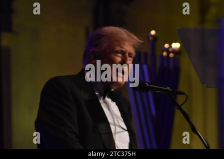 Manhattan, Usa. Dezember 2023. Der ehemalige US-Präsident Donald J. Trump spricht vor dem Publikum auf der Veranstaltung in New York City über die Anklagen, denen er ausgesetzt ist. Der ehemalige US-Präsident Donald J. Trump hält eine Rede auf der 111. Gala des New York Young Republican Club in Manhattan. Er spricht über seine Bemerkungen zur Diktatur, über die Klagen und Strafprozesse, denen er gegenübersteht, und über die Wahlen von 2024. (Foto: Kyle Mazza/SOPA Images/SIPA USA) Credit: SIPA USA/Alamy Live News Stockfoto