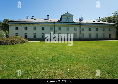 Offizierskadettenschule in der europäischen Hauptstadt Warschau in der Woiwodschaft Masowien in Polen, klarer blauer Himmel am 2022 warmen, sonnigen Frühlingstag im Mai. Stockfoto