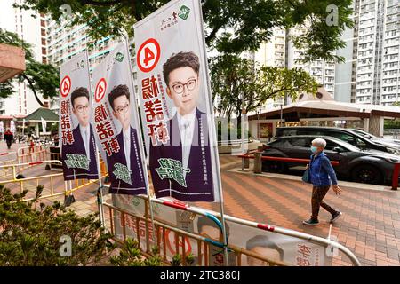 Hongkong, China. Dezember 2023. In einem Wohngebiet werden Wahlfahnen für einen pro-Peking-Kandidaten aufgestellt, nachdem die Polizei drei pro-demokratische Aktivisten am Wahltag des Bezirksrats "nur Patrioten" verhaftet hat. Laut lokalen Medien verhaftete die Polizei von Hongkong am Sonntag Ortszeit drei Mitglieder der "Liga der Sozialdemokraten" im zentralen Geschäftsviertel. (Kreditbild: © Daniel Ceng Shou-Yi/ZUMA Press Wire) NUR REDAKTIONELLE VERWENDUNG! Nicht für kommerzielle ZWECKE! Stockfoto