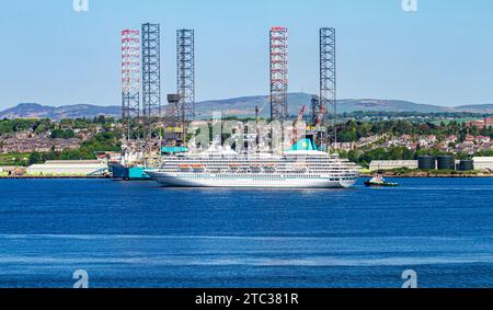 Das deutsche Kreuzfahrtschiff Phoenix Reisen Artania, das in Dundee, Schottland, ankommt Stockfoto