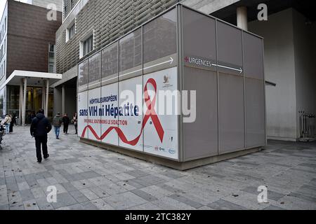 Marseille, Frankreich. Dezember 2023. Ein Mann geht zum Eingang des Europäischen Krankenhauses (Hôpital Européen), vorbei an einer Wandtafel mit den Aufschriften „Hôpital Européen ohne HIV oder Hepatitis“ und „gemeinsam unterstützen wir Sidaction“. Europäisches Krankenhaus (Hôpital Européen) in Marseille, Frankreich. Quelle: SOPA Images Limited/Alamy Live News Stockfoto