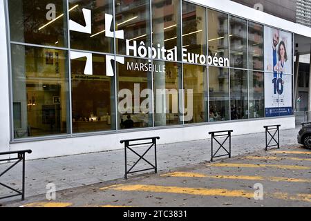 Marseille, Frankreich. Dezember 2023. Blick auf das große Erkerfenster am Eingang des Europäischen Krankenhauses (Hôpital Européen). Europäisches Krankenhaus (Hôpital Européen) in Marseille, Frankreich. Quelle: SOPA Images Limited/Alamy Live News Stockfoto