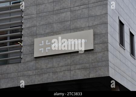 Marseille, Frankreich. Dezember 2023. Blick auf die Namenstafel „Hôpital Européen“ an der Fassade des Europäischen Krankenhauses. Europäisches Krankenhaus (Hôpital Européen) in Marseille, Frankreich. Quelle: SOPA Images Limited/Alamy Live News Stockfoto