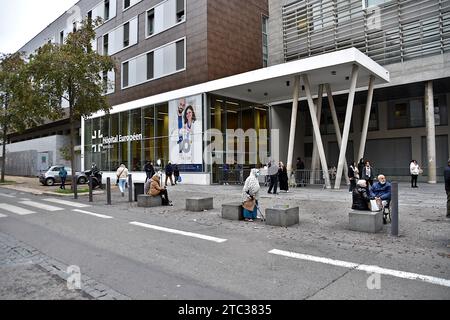 Marseille, Frankreich. Dezember 2023. Allgemeine Ansicht des Eingangs zum Europäischen Krankenhaus (Hôpital Européen) mit Menschen, die gehen und andere sitzen. Europäisches Krankenhaus (Hôpital Européen) in Marseille, Frankreich. Quelle: SOPA Images Limited/Alamy Live News Stockfoto