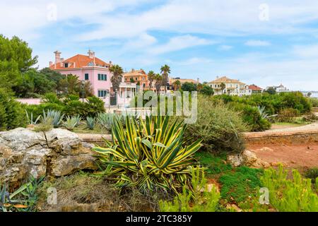 Farbenfrohe Villen und Hotels säumen die Küste in der Nähe der Küstenregion Campos de Lapiás in Cascais, Portugal Stockfoto