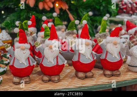 Mehrere Weihnachtsmannfiguren in Form von Gnomen Stockfoto