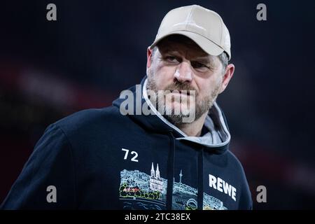 Köln, Deutschland. Dezember 2023. Fußball: Bundesliga, 1. FC Köln - FSV Mainz 05, Spieltag 14, RheinEnergieStadion. Kölner Trainer Steffen Baumgart vor dem Spiel. Hinweis: Rolf Vennenbernd/dpa – WICHTIGER HINWEIS: gemäß den Vorschriften der DFL Deutscher Fußball-Liga und des DFB Deutscher Fußball-Bundes ist es verboten, im Stadion und/oder des Spiels aufgenommene Fotografien in Form von sequenziellen Bildern und/oder videoähnlichen Fotoserien zu verwenden oder zu nutzen./dpa/Alamy Live News Stockfoto