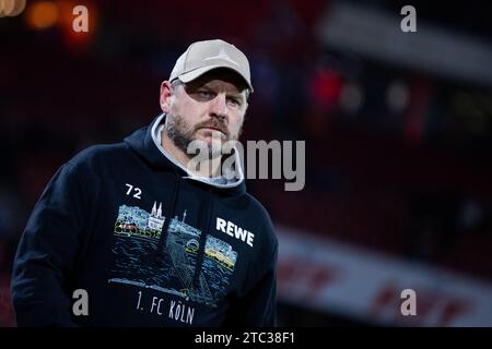 Köln, Deutschland. Dezember 2023. Fußball: Bundesliga, 1. FC Köln - FSV Mainz 05, Spieltag 14, RheinEnergieStadion. Kölner Trainer Steffen Baumgart vor dem Spiel. Hinweis: Rolf Vennenbernd/dpa – WICHTIGER HINWEIS: gemäß den Vorschriften der DFL Deutscher Fußball-Liga und des DFB Deutscher Fußball-Bundes ist es verboten, im Stadion und/oder des Spiels aufgenommene Fotografien in Form von sequenziellen Bildern und/oder videoähnlichen Fotoserien zu verwenden oder zu nutzen./dpa/Alamy Live News Stockfoto