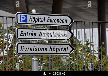 Marseille, Frankreich. Dezember 2023. Ansicht der Straßenschilder, die das Europäische Krankenhaus (Hôpital Européen), den Krankenwagen und die Krankenhausentbindung lesen. Europäisches Krankenhaus (Hôpital Européen) in Marseille, Frankreich. (Foto: Gerard Bottino/SOPA Images/SIPA USA) Credit: SIPA USA/Alamy Live News Stockfoto