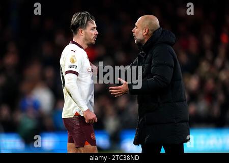 Manchester City-Manager PEP Guardiola (rechts) spricht mit Jack Grealish nach dem letzten Pfiff im Premier League-Spiel in der Kenilworth Road, Luton. Bilddatum: Sonntag, 10. Dezember 2023. Stockfoto