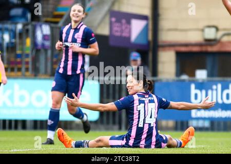 London, Großbritannien. Dezember 2023. London, England, 10. Dezember 2023: Lucy Monkman (14 Dulwich Hamlet) feiert das Tor während des Spiels der London and South East Regional Womens Premier League zwischen Dulwich Hamlet und Crawley AFC am Champion Hill in London. (Liam Asman/SPP) Credit: SPP Sport Press Photo. /Alamy Live News Stockfoto