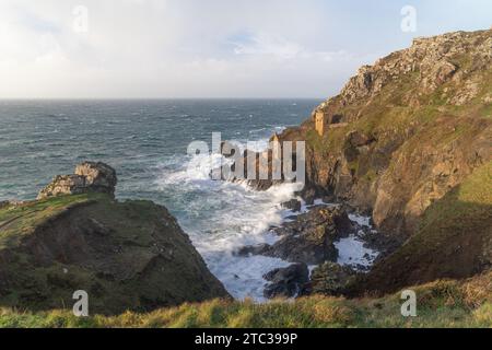 Zwei der berühmtesten Motorenhäuser Cornwalls befinden sich an den Kronen in Botallack, in einem Gebiet von Cornwall, das zum Weltkulturerbe erklärt wurde Stockfoto