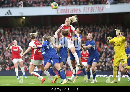 London, Großbritannien. Dezember 2023. Amanda Ilestedt von Arsenal Women erzielte beim FA Women's Super League Spiel zwischen Arsenal Women und Chelsea Women am 10. Dezember 2023 im Emirates Stadium in London. Foto von Joshua Smith. Nur redaktionelle Verwendung, Lizenz für kommerzielle Nutzung erforderlich. Keine Verwendung bei Wetten, Spielen oder Publikationen eines einzelnen Clubs/einer Liga/eines Spielers. Quelle: UK Sports Pics Ltd/Alamy Live News Stockfoto