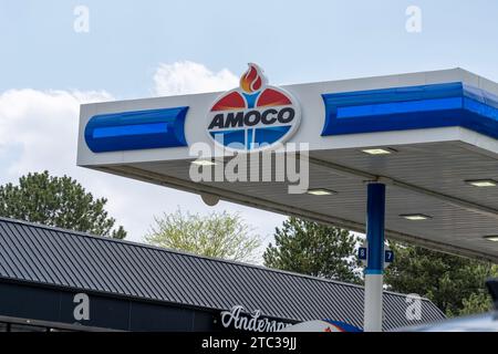 Nahaufnahme des Logos der Amoco-Tankstelle. Amoco ist eine Marke von Tankstellen. Omaha, Nebraska, USA Stockfoto