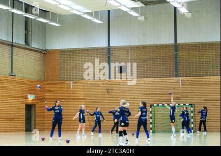 Göteborg, Schweden. Dezember 2023. Spieler aus Schweden während eines Trainings mit Schweden während der IHF Frauen-Weltmeisterschaft am 10. Dezember 2023. Quelle: PS Photo / Alamy Live News Stockfoto