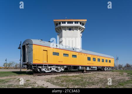 Golden Spike Tower und ein Oldtimer in North Platte, NE, USA Stockfoto