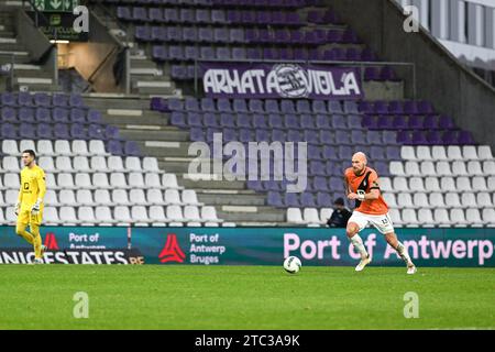 Denis Prychynenko (13) von KMSK Deinze, dargestellt während eines Fußballspiels zwischen Beerschot und KMSK Deinze am 15. Spieltag der Challenger Pro League 2023-2024 , am Sonntag, 10 . Dezember 2023 in Deinze , Belgien . FOTO SPORTPIX | Stijn Audooren Stockfoto