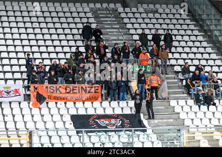 Deinze, Belgien. Dezember 2023. Supporters Deinze wurde während eines Fußballspiels zwischen Beerschot und KMSK Deinze am 15. Spieltag der Challenger Pro League 2023-2024 am Sonntag, den 10. Dezember 2023 in Deinze, Belgien, gezeigt. Quelle: Sportpix/Alamy Live News Stockfoto