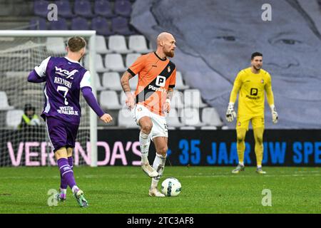 Denis Prychynenko (13) von KMSK Deinze, dargestellt während eines Fußballspiels zwischen Beerschot und KMSK Deinze am 15. Spieltag der Challenger Pro League 2023-2024 , am Sonntag, 10 . Dezember 2023 in Deinze , Belgien . FOTO SPORTPIX | Stijn Audooren Stockfoto