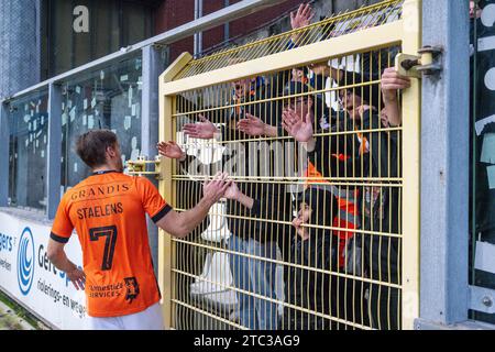 Deinze, Belgien. Dezember 2023. Supporters Deinze wurde nach einem Fußballspiel zwischen Beerschot und KMSK Deinze am 15. Spieltag der Challenger Pro League 2023-2024 am Sonntag, den 10. Dezember 2023 in Deinze, Belgien, gezeigt. Quelle: Sportpix/Alamy Live News Stockfoto