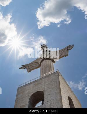 Cristo Rei (Christus der König) ist ein katholisches Denkmal und Schrein in der Stadt Almada, auf der anderen Seite des Flusses Tejo, mit Blick auf Lissabon. Stockfoto