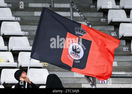 Deinze, Belgien. Dezember 2023. Flag Deinze vor einem Fußballspiel zwischen Beerschot und KMSK Deinze am 15. Spieltag der Challenger Pro League 2023-2024 am Sonntag, 10. Dezember 2023 in Deinze, Belgien. Quelle: Sportpix/Alamy Live News Stockfoto