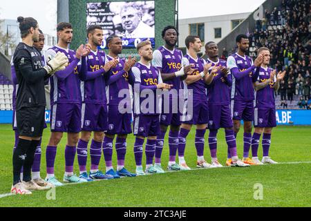 Deinze, Belgien. Dezember 2023. Das Team Beerschot wurde vor einem Fußballspiel zwischen Beerschot und KMSK Deinze am 15. Spieltag der Challenger Pro League 2023-2024 am Sonntag, 10. Dezember 2023 in Deinze, Belgien, vorgestellt. Quelle: Sportpix/Alamy Live News Stockfoto