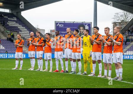 Deinze, Belgien. Dezember 2023. Das Team Deinze wurde vor einem Fußballspiel zwischen Beerschot und KMSK Deinze am 15. Spieltag der Challenger Pro League 2023-2024 am Sonntag, 10. Dezember 2023 in Deinze, Belgien, vorgestellt. Quelle: Sportpix/Alamy Live News Stockfoto