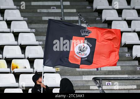 Deinze, Belgien. Dezember 2023. Flag Deinze vor einem Fußballspiel zwischen Beerschot und KMSK Deinze am 15. Spieltag der Challenger Pro League 2023-2024 am Sonntag, 10. Dezember 2023 in Deinze, Belgien. Quelle: Sportpix/Alamy Live News Stockfoto