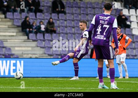 Deinze, Belgien. Dezember 2023. Thibaud Verlinden (10) von Beerschot startete das Fußballspiel zwischen Beerschot und KMSK Deinze am 15. Spieltag der Challenger Pro League 2023-2024 am Sonntag, 10. Dezember 2023 in Deinze, Belgien. Quelle: Sportpix/Alamy Live News Stockfoto