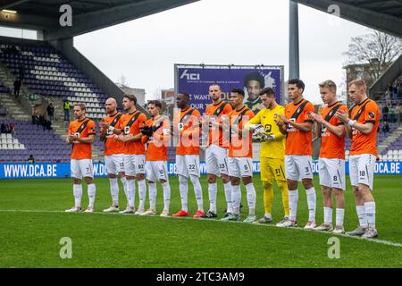 Deinze, Belgien. Dezember 2023. Das Team Deinze wurde vor einem Fußballspiel zwischen Beerschot und KMSK Deinze am 15. Spieltag der Challenger Pro League 2023-2024 am Sonntag, 10. Dezember 2023 in Deinze, Belgien, vorgestellt. Quelle: Sportpix/Alamy Live News Stockfoto