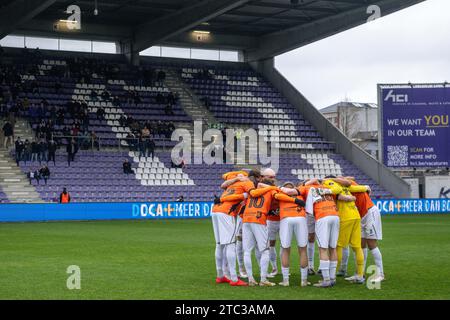 Deinze, Belgien. Dezember 2023. Das Team Deinze wurde vor einem Fußballspiel zwischen Beerschot und KMSK Deinze am 15. Spieltag der Challenger Pro League 2023-2024 am Sonntag, 10. Dezember 2023 in Deinze, Belgien, vorgestellt. Quelle: Sportpix/Alamy Live News Stockfoto