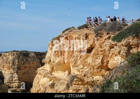 Klippen und Küstenwanderungen östlich der Carvoeiro Algarve Portugal Stockfoto