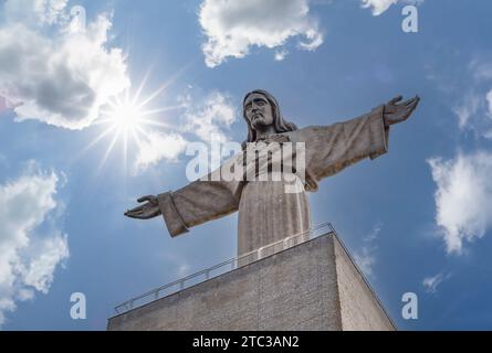 Cristo Rei (Christus der König) ist ein katholisches Denkmal und Schrein in der Stadt Almada, auf der anderen Seite des Flusses Tejo, mit Blick auf Lissabon. Stockfoto