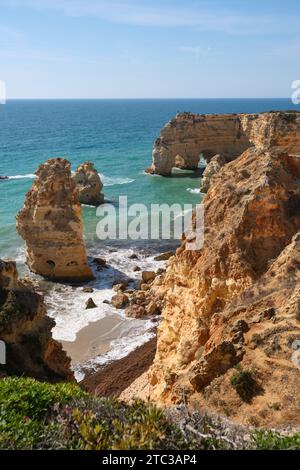 Klippen und Küstenwanderungen östlich der Carvoeiro Algarve Portugal Stockfoto