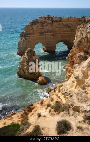 Klippen und Küstenwanderungen östlich der Carvoeiro Algarve Portugal Stockfoto