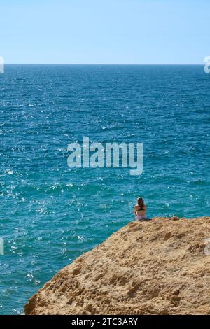 Klippen und Küstenwanderungen östlich der Carvoeiro Algarve Portugal Stockfoto