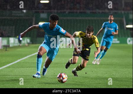 ADU Ares vom Athletic Club duelliert um den Ball mit Alvaro Mier von CD Cayon während des Copa SM El Rey Matches zwischen CD Cayon und Athletic Club in El SAR Stockfoto