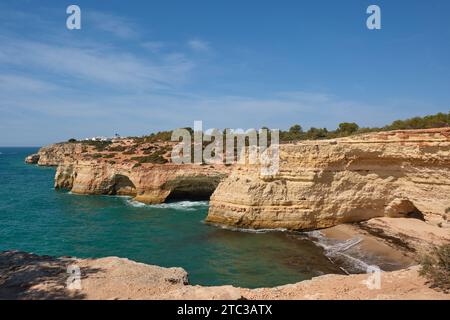 Klippen und Küstenwanderungen östlich der Carvoeiro Algarve Portugal Stockfoto