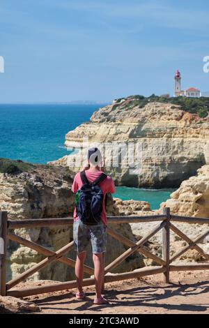 Klippen und Küstenwanderungen östlich der Carvoeiro Algarve Portugal Stockfoto