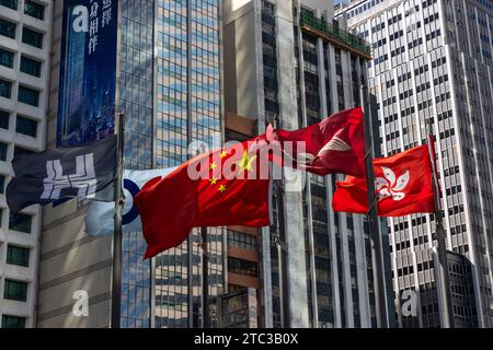 Die Volksrepublik China und die Flagge Hongkongs sind am 10. Dezember 2023 in der Nähe der Hong Kong Stock Exchange in Hong Kong, S.A.R. Hongkong zu sehen. (Foto: Simon Jankowski/SIPA USA) Stockfoto
