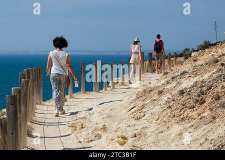 Klippen und Küstenwanderungen östlich der Carvoeiro Algarve Portugal Stockfoto