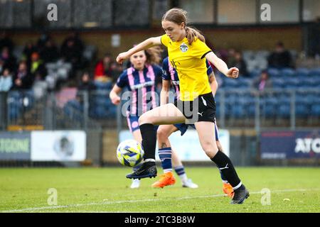 London, Großbritannien. Dezember 2023. Crawley FA Spieler in Aktion während des Spiels der Regional Womens Premier League in London und South East zwischen Dulwich Hamlet und Crawley AFC in Champion Hill. Quelle: Liam Asman/Alamy Live News Stockfoto