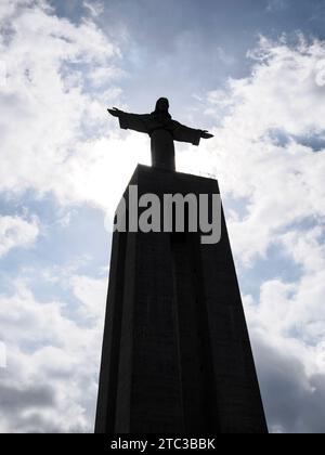 Cristo Rei (Christus der König) ist ein katholisches Denkmal und Schrein in der Stadt Almada, auf der anderen Seite des Flusses Tejo, mit Blick auf Lissabon. Stockfoto