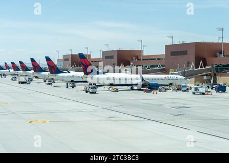 Flugzeuge von Delta Air Lines, die am internationalen Flughafen Salt Lake City in Salt Lake City, Utah, USA, abgestellt werden Stockfoto