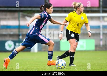 London, Großbritannien. Dezember 2023. Lucy Monkman (14 Dulwich Hamlet) in Aktion während des London and South East Regional Womens Premier League Spiels zwischen Dulwich Hamlet und Crawley AFC in Champion Hill. Quelle: Liam Asman/Alamy Live News Stockfoto