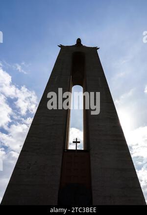 Cristo Rei (Christus der König) ist ein katholisches Denkmal und Schrein in der Stadt Almada, auf der anderen Seite des Flusses Tejo, mit Blick auf Lissabon. Stockfoto