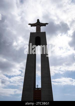 Cristo Rei (Christus der König) ist ein katholisches Denkmal und Schrein in der Stadt Almada, auf der anderen Seite des Flusses Tejo, mit Blick auf Lissabon. Stockfoto